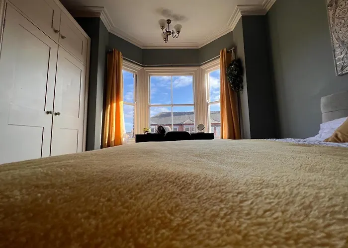 Stylish 4 Bed House With Parking In Central Norwich